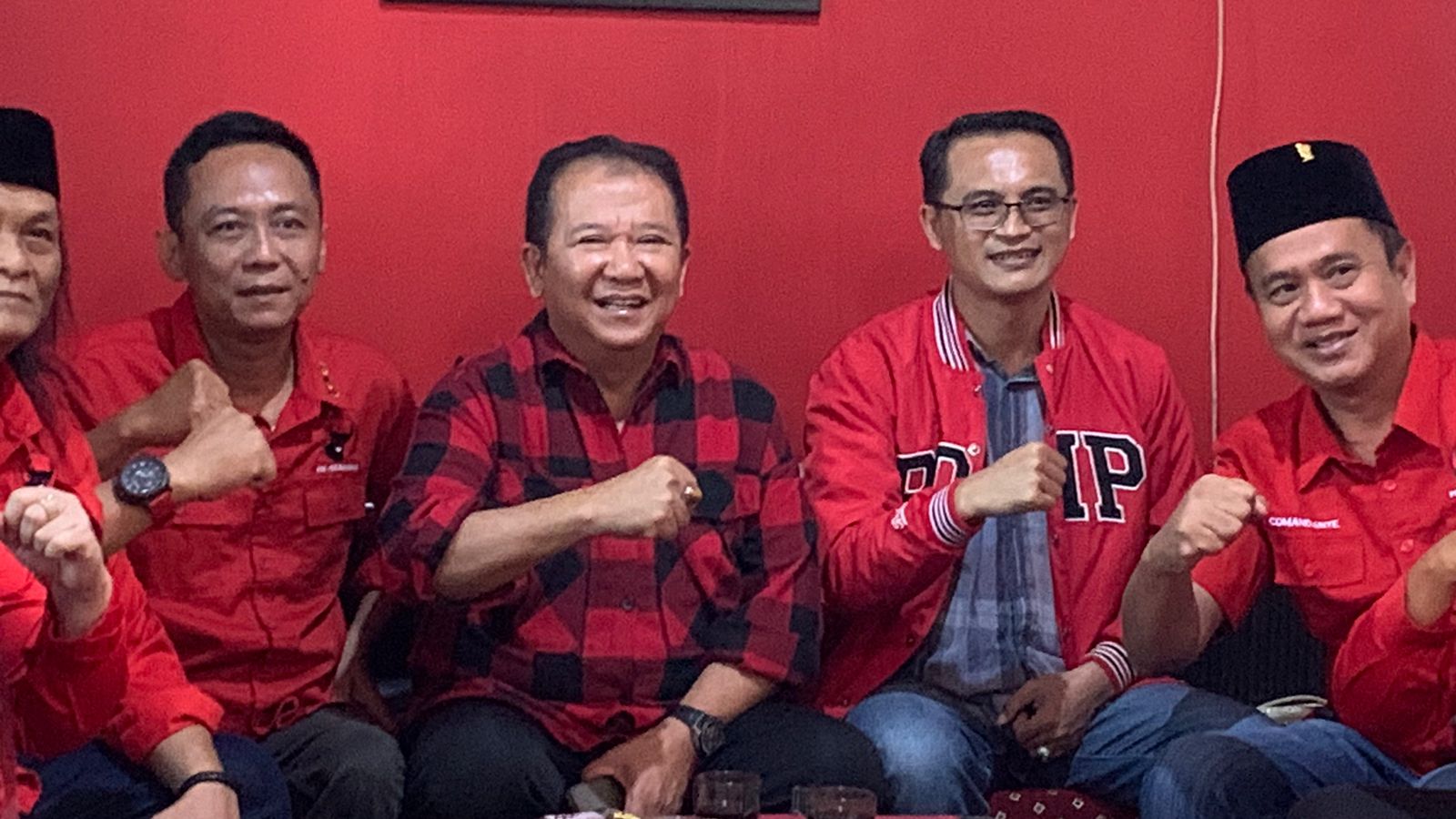 Hendy Siswanto foto bersama pengurus DPC PDIP Jember. (Foto: Istimewa)