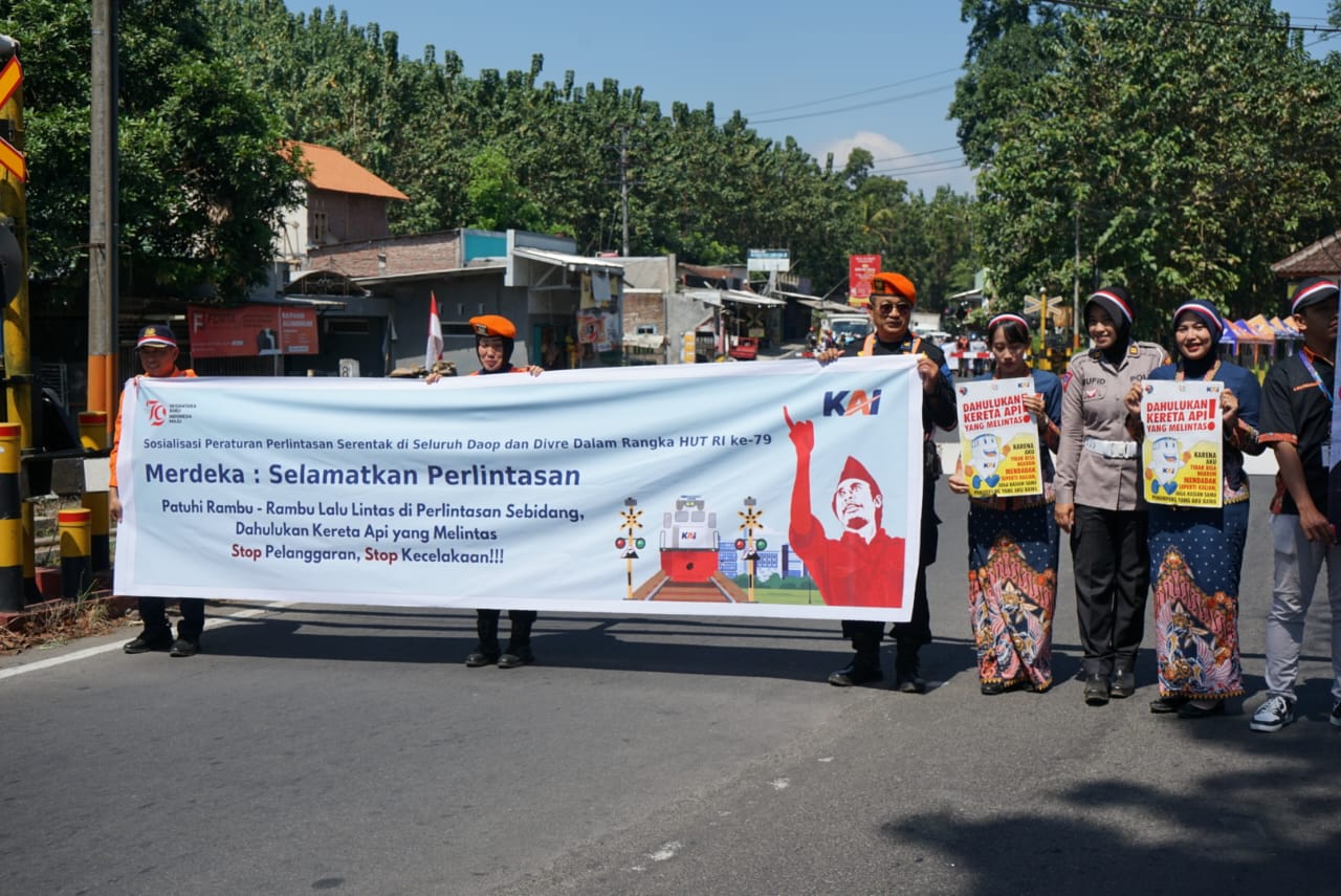 Sosialisasi Perlintasan Sebidang yang digelar di JPL 163 Arjasa Jember (Foto: Ambang/Jurnalbangsa.com)