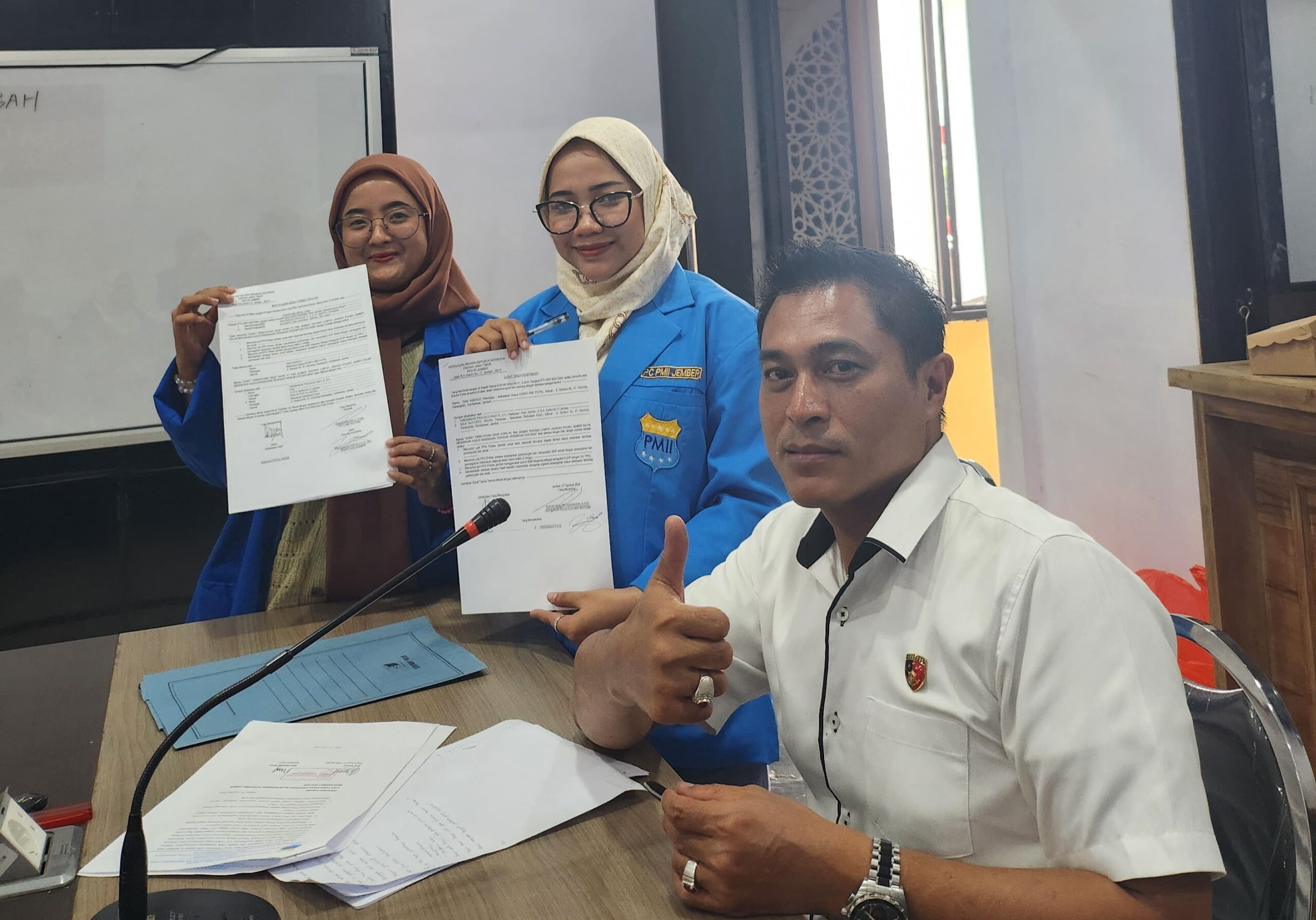 PC Kopri PMII Jember foto bersama Kanit PPA Polres Jember usai menggelar audiensi, Rabu (7/8/2024). (Foto: Teamwork)