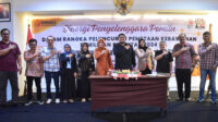 Bawaslu Jember dan stakeholder terkait foto bersama usai meluncurkan pemetaan 9 isu kerawanan Pemilu 2024. (Foto: Humas Bawaslu Jember for jurnalbangsa.com)