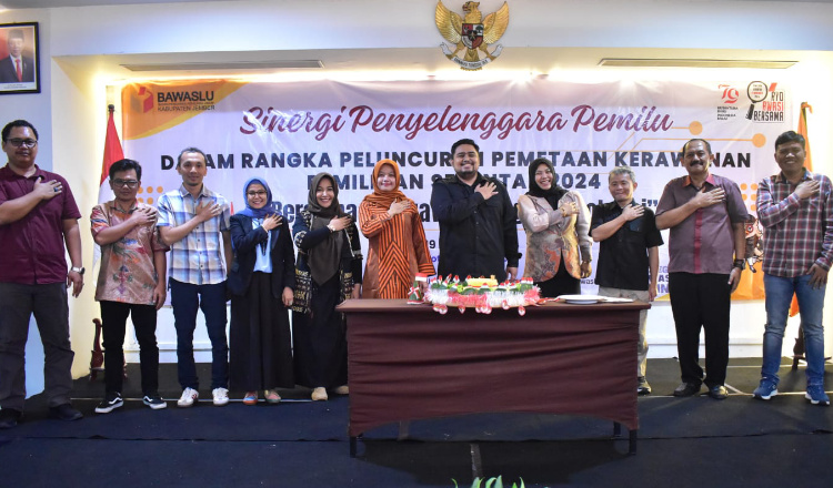 Bawaslu Jember dan stakeholder terkait foto bersama usai meluncurkan pemetaan 9 isu kerawanan Pemilu 2024. (Foto: Humas Bawaslu Jember for jurnalbangsa.com)