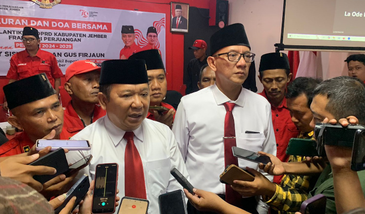 Bupati dan Wakil Bupati Jember diwawancarai awak media dalam acara tasyakuran dan doa bersama di Kantor DPC PDIP Jember, Rabu (21/8/2024). (Foto: Zainul Hasan)