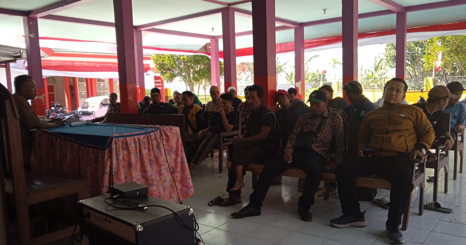 Warga dan Kepala Desa Mrawan Jember berdiskusi terkait program PTSL. (Foto: Teamwork)