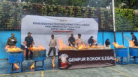 Pemusnahan barang ilegal di halaman Kantor Bea Cukai Jember, Rabu (28/8/2024). (Foto: Zainul Hasan)