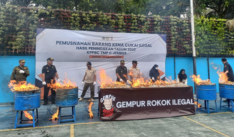 Pemusnahan barang ilegal di halaman Kantor Bea Cukai Jember, Rabu (28/8/2024). (Foto: Zainul Hasan)