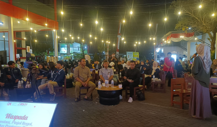 Kegiatan Ngulik bareng mahasiswa di halaman Kantor OJK Jember. (Foto: Abdus Syakur)