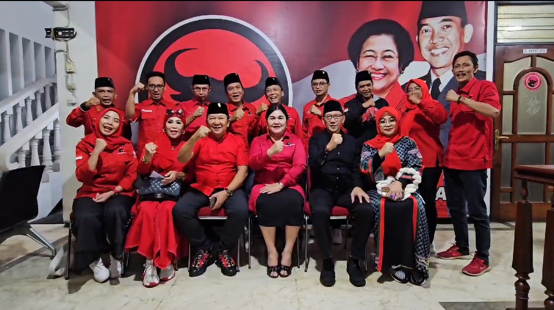 Hendy - Firjaun foto bersama pengurus DPD PDIP Jawa Timur, Kamis (22/8/2024). (Foto: Istimewa)