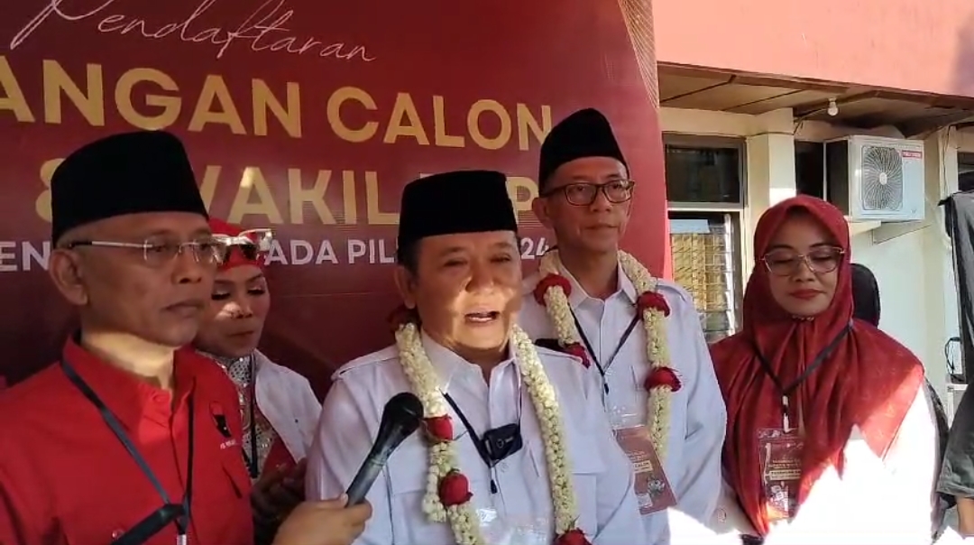 Hendy Siswanto diwawancarai awak media usai mendaftarkan diri ke KPU Jember, Kamis (29/8/2024). (Foto: Zainul Hasan)