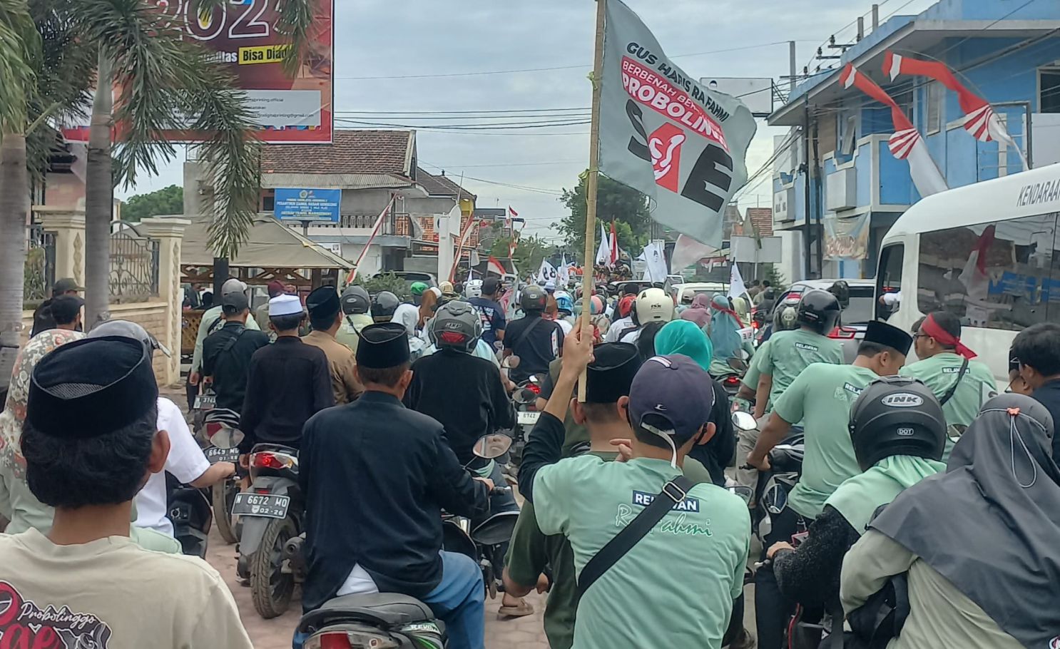 Puluhan ribu warga Kabupaten Probolinggo memadati Jalan di Kecamatan Pajarakan menuju KPU Foto: Syakur/Jurnalbangsa)