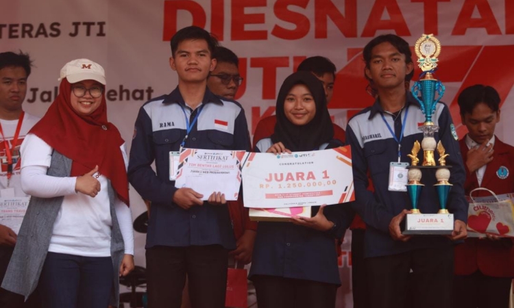 Siswa-siswi SMKN 3 Jember saat raih juara 1 nasional kompetisi web programming. (Foto: Istimewa)