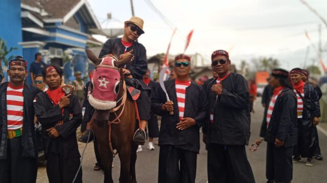 Kades Suren foto bersama warga dalam karnaval budaya. (Foto: Zainul Hasan)