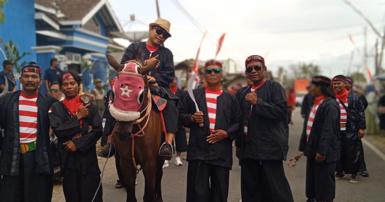 Kades Suren foto bersama warga dalam karnaval budaya. (Foto: Zainul Hasan)