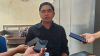 Candra Arifiyanto diwawancarai media di Kantor KPU Jember. (Foto: Istimewa)