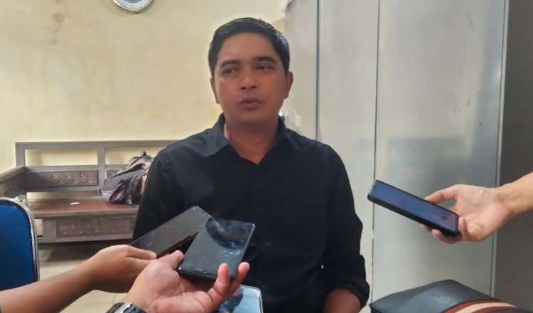 Candra Arifiyanto diwawancarai media di Kantor KPU Jember. (Foto: Istimewa)