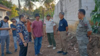 Anggota DPRD Jember menyidak proyek pembangunan perumahan Kraton Properti di lingkungan Kelurahan Kebon Agung, Jumat (13/9/2024). (Foto: Zainul Hasan)