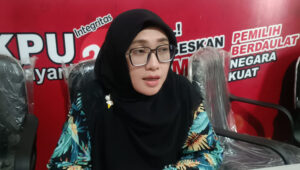 Ketua KPU Jember diwawancarai awak media. (Foto: Abdus Syakur)