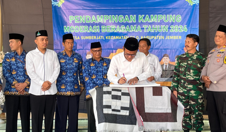 Launching Kampung Moderasi Beragama dan buku Pelangi Damai. (Foto: Humas UIN KHAS Jember)