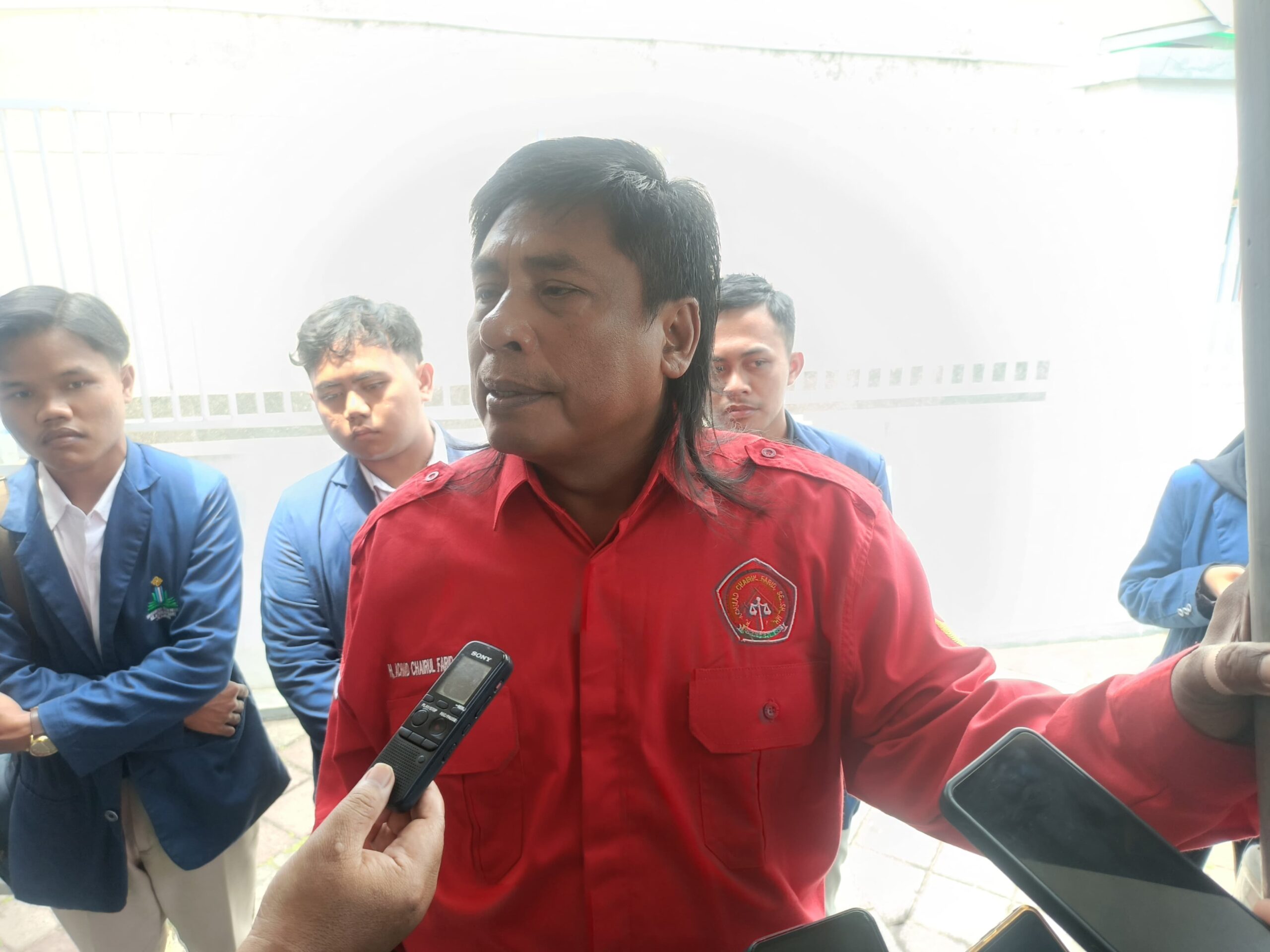 Achmad Chairul Farid diwawancarai awak media perihal dualisme jabatan Gus Fawait. (Foto: Abdus Syakur)