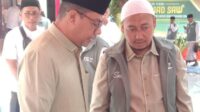 KH. Hafidzul Hakim Noer melalui Syubbanul Muslimin saat bersama Gus Haris (Foto: SYakur/JB).