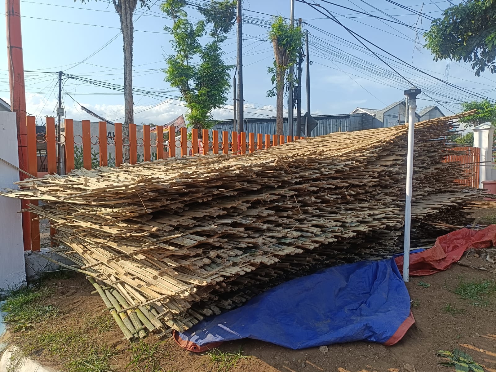 Jember baru menerima bantuan 75 lembar Gedek Bambu dari BPBD Jawa Timur (Foto: Syakur/JB)