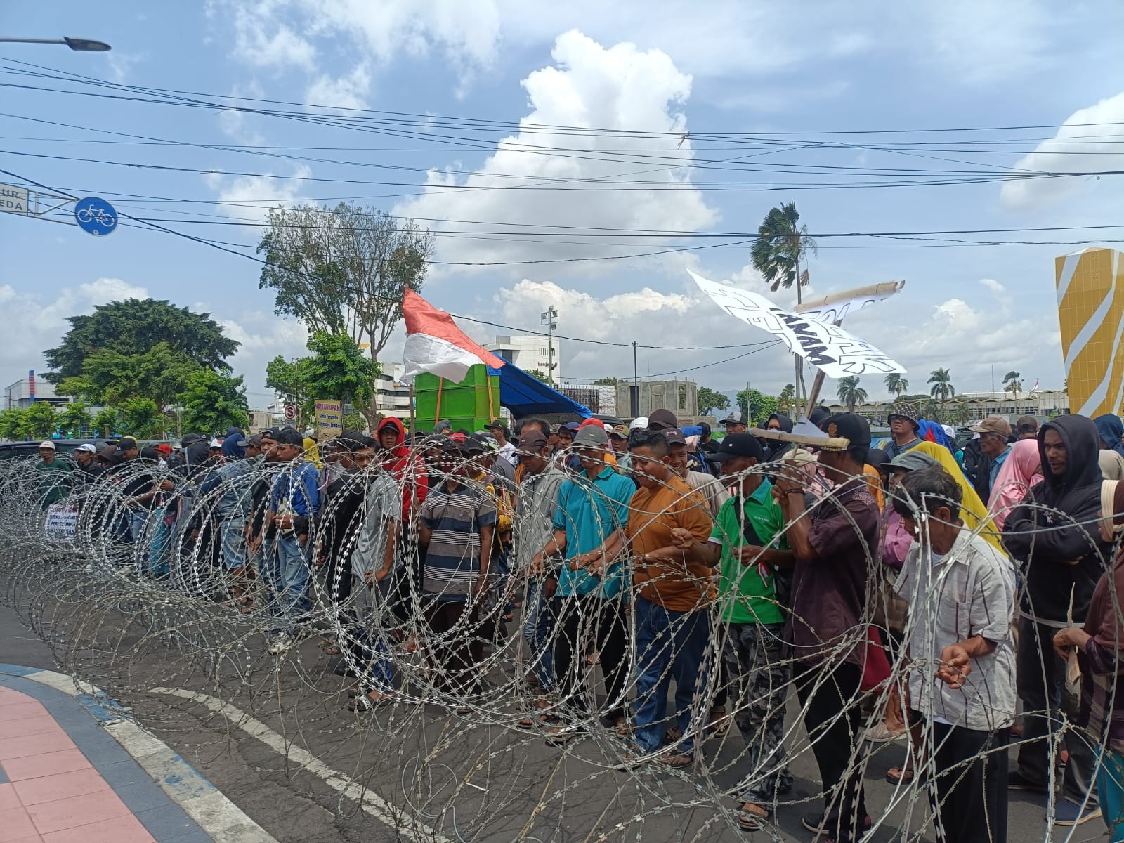 Ratusan Buruh PDP Kahyangan unjuk rasa di kantornya. (Foto: Syakur/JB)