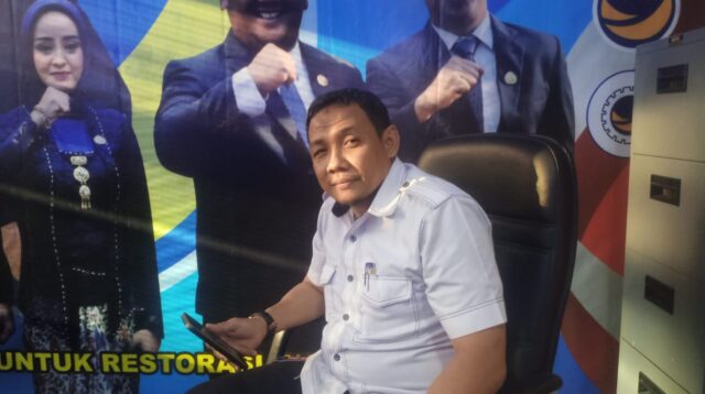 Ketua Fraksi Partai NasDem DPRD Jember usai diwawancarai awak media. (Foto: Zainul Hasan)