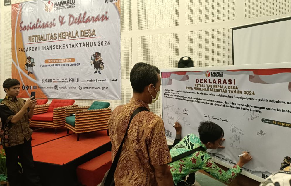 Penandatanganan Deklarasi Netral Kepala Desa se-Kabupaten Jember (Foto: Syakur/JB).