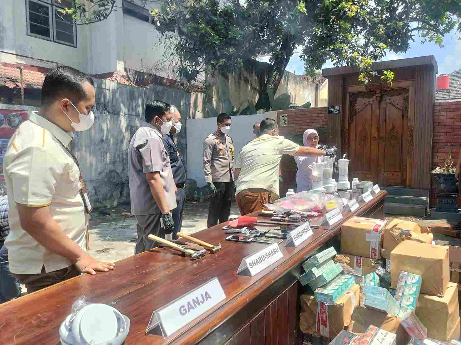 Proses pemusnahan barang bukti di halaman Kantor Kejari Jember. (Foto: Abdus Syakur)