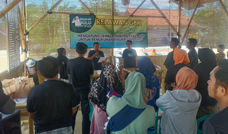 Relawan GBK menyalurkan paket BMT di Desa Karangharjo, Sabtu (5/10/2024), siang. (Foto: Teamwork)