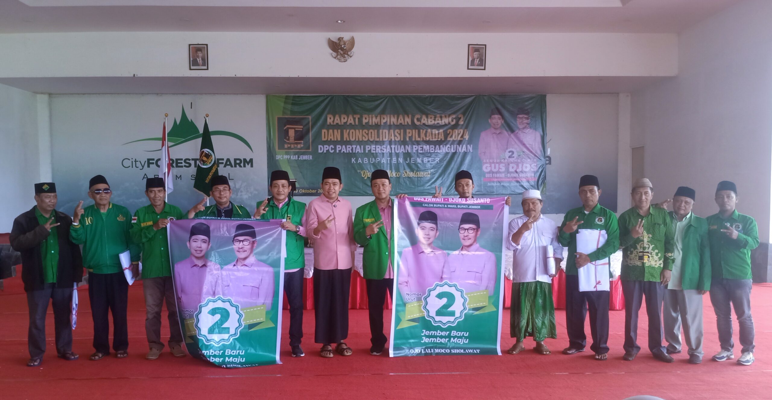 Gus Fawait foto bersama pengurus DPC PPP Jember, Rabu (9/10/2024). (Foto: Zainul Hasan)