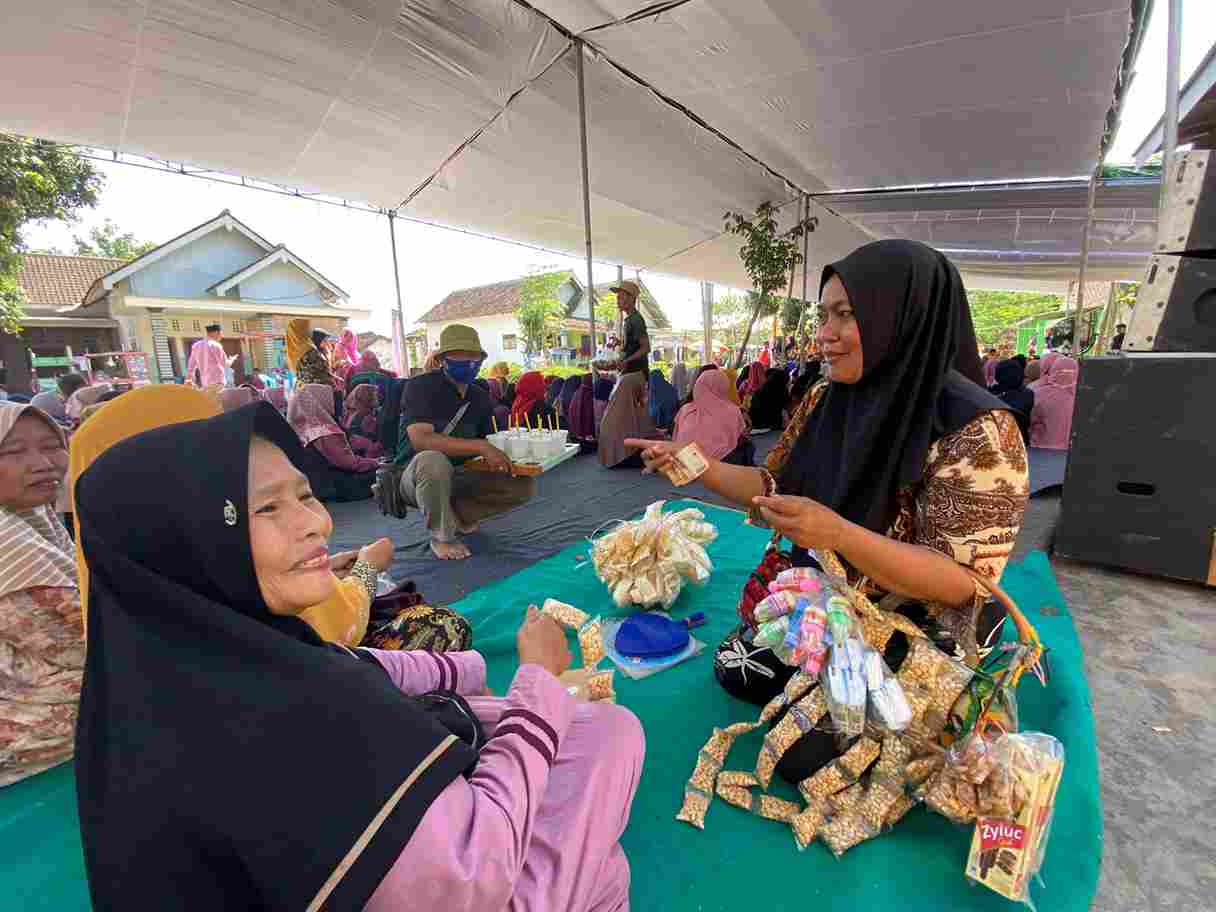 Tumirah, asongan di Jember yang selalu berjualan setiap Cabup Gus Fawait menggelar kampanye.