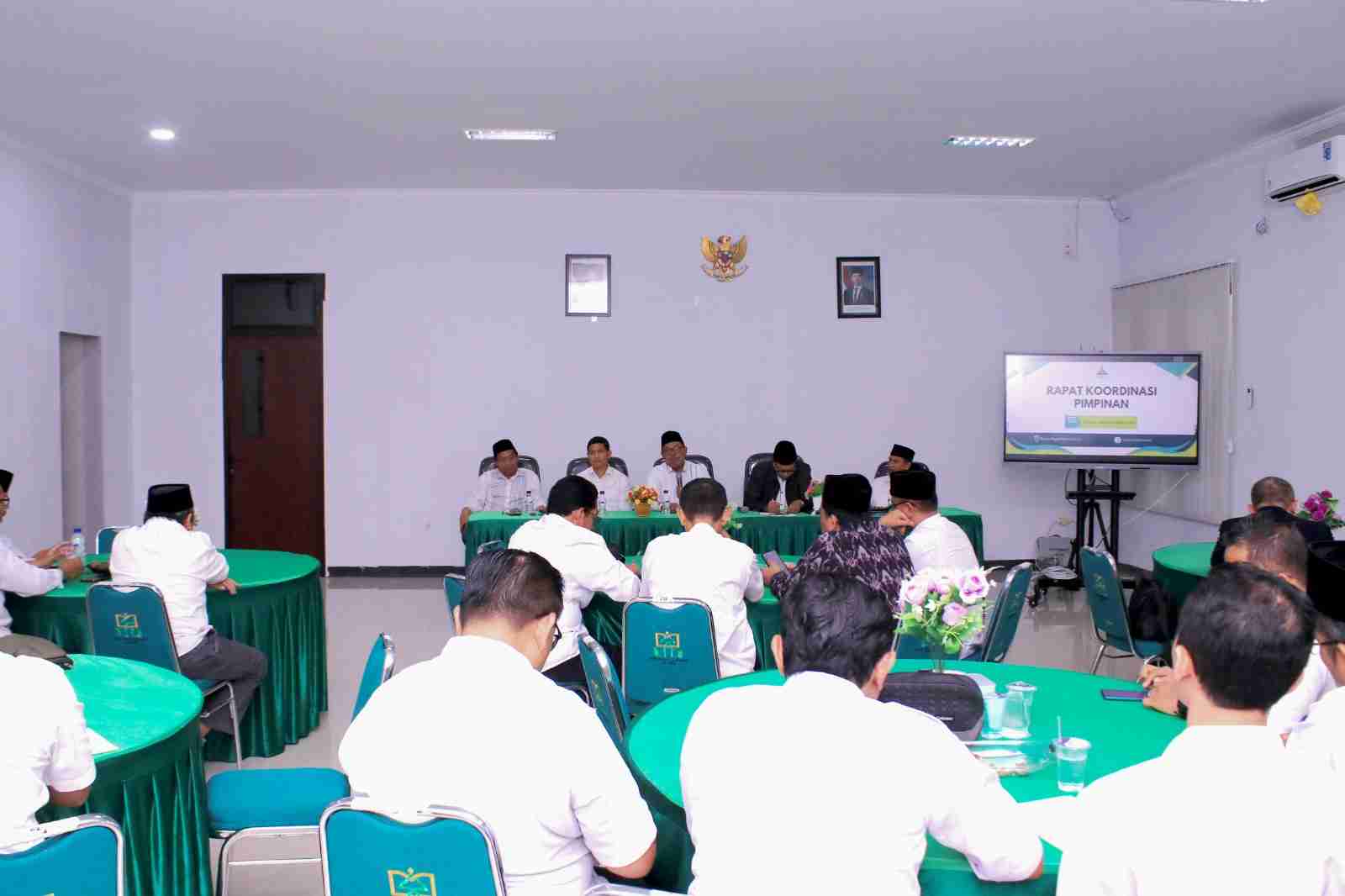 Rektor UIN KHAS Jember, Prof. Hepni, menggelar Rapat Koordinasi Pimpinan pada 19 November 2024.