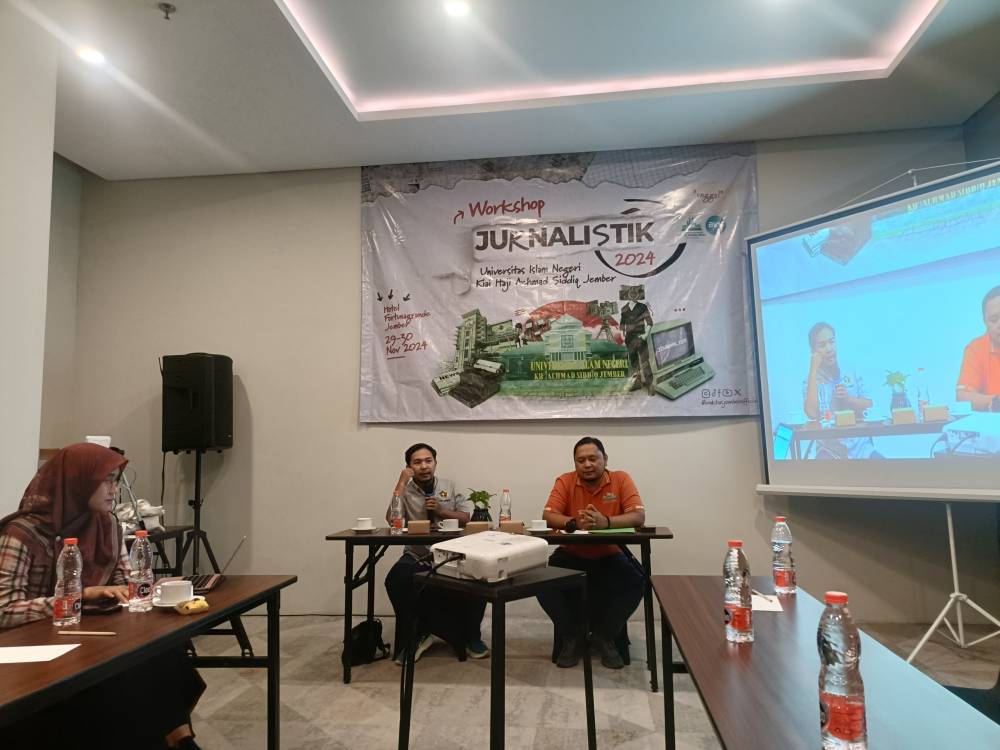 Sekretaris PWI Jember Bagus Supriadi saat menjadi pemateri workshop jurnalistik UIN KHAS Jember