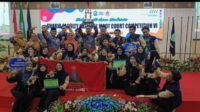 Mahasiswa Fakultas Syariah UIN KHAS Jember saat menerima piala juara tiga lomba peradilan semu nasional di IAIN Kediri (Foto: Istimewa)