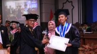 MahasiswaMuhammad Rizki Fahri Al Ayubi, Mahasiswa UIN KHAS Jember yang hafal Alquran dan meraih penghargaan dari kampus (Dok UIN KHAS Jember))