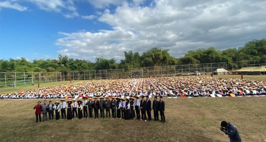 Ribuan mahasiswa baru UIN KHAS Jember memakai caping saat mengikuti PBAK 2024 (Foto: Syakur)