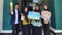 Muhammad Avan Difantara, Faiqotus Silvia, Fina Hilya Najihah, dan Titin Syahadatina, meraih juara 1 LPM IT (Foto:Syakur)