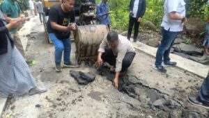 Komisi C DPRD Jember menyidak perbaikan jalan di Bandealit, Senin (2/12/2024). (Foto: Teamwork)