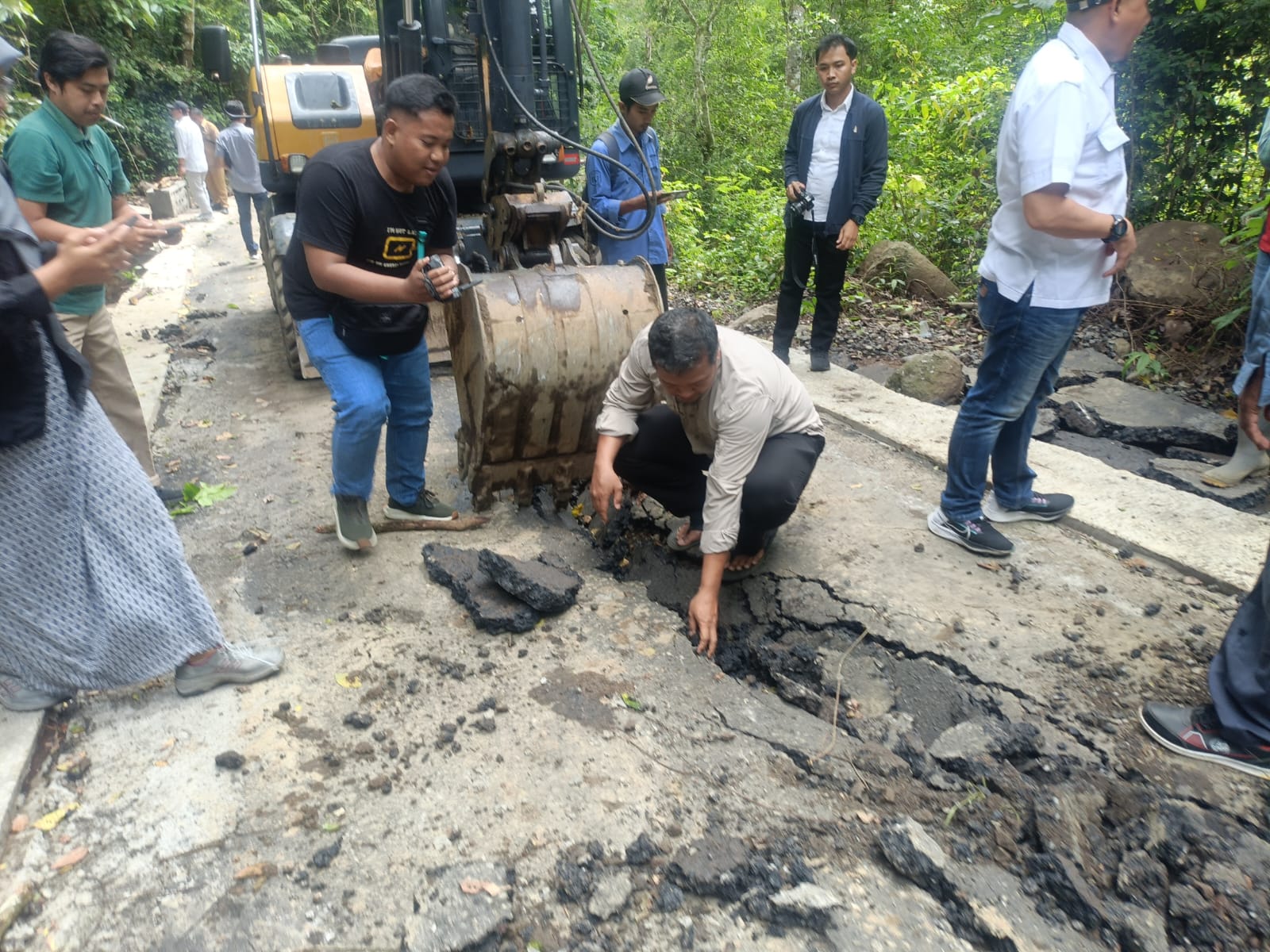 Komisi C DPRD Jember menyidak perbaikan jalan di Bandealit, Senin (2/12/2024). (Foto: Teamwork)