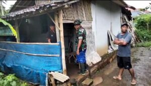 Suasana saat penemuan mayat janda di Desa Patemon, Kecamatan Tanggul (Foto: Syakur/JB)