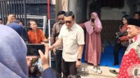 Menteri P2MI menyapa warga saat mengunjungi pekerja migran sakit di Kabupaten Jember, Jumat (20/12/2024). (Foto: Zainul Hasan)