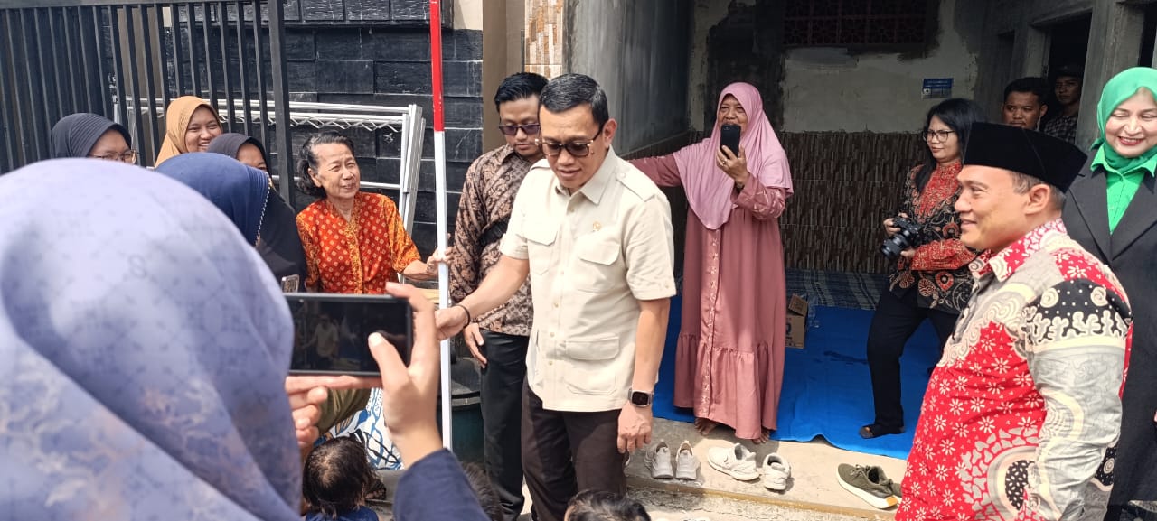 Menteri P2MI menyapa warga saat mengunjungi pekerja migran sakit di Kabupaten Jember, Jumat (20/12/2024). (Foto: Zainul Hasan)