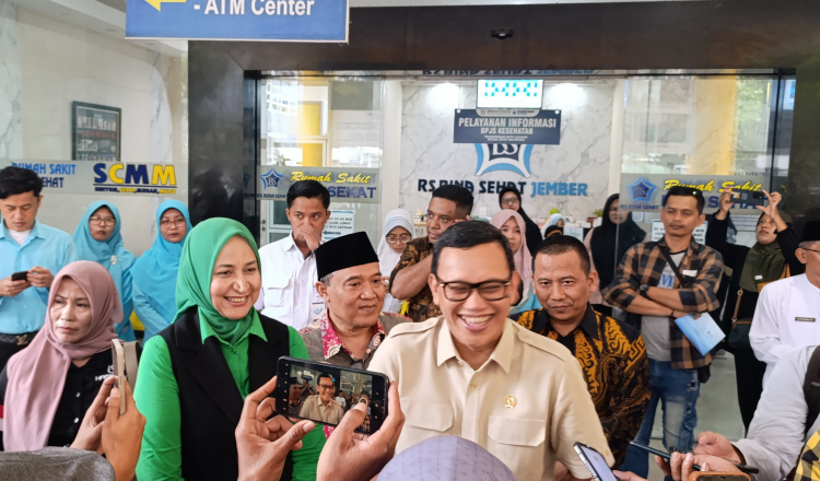 Menteri P2MI diwawancarai media usai membuka kegiatan sosialisasi penempatan dan P2MI di RS Bina Sehat Jember, Jumat (20/12/2024). (Foto: Zainul Hasan)