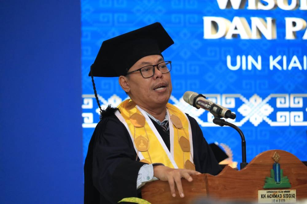 Rektor UIN Khas Jember saat sambutan di depan Wisudawan (Foto:Syakur)