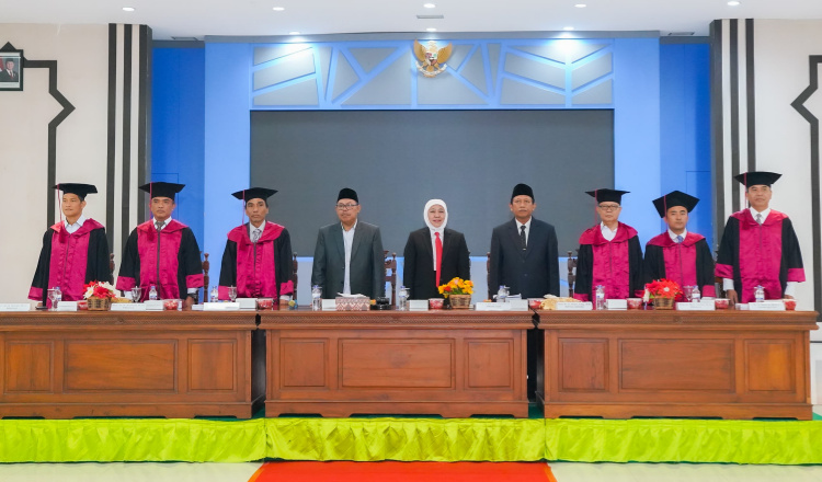 Khofifah Indar Parawansa menghadiri ujian terbuka promosi doktor UIN KHAS Jember, Senin (20/1/2025). (Foto: Humas UIN KHAS Jember)