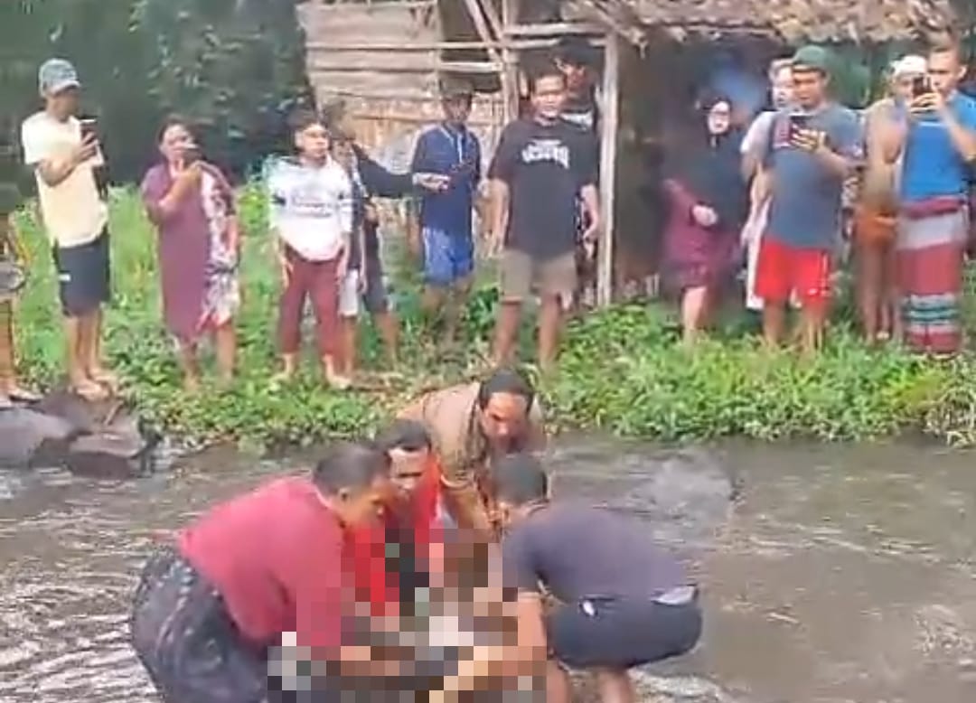 Warga mengevakuasi jenazah korban. (Foto: Tangkapan layar video amatir)