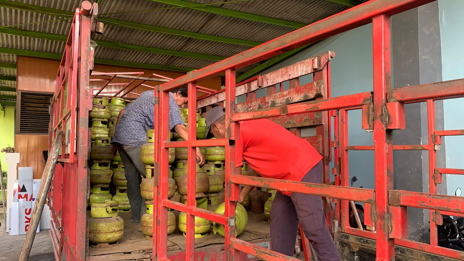 Agen bersiap mendistribusikan Gas LPG 3 Kg ke pengecer. (Foto: Abdus Syakur)