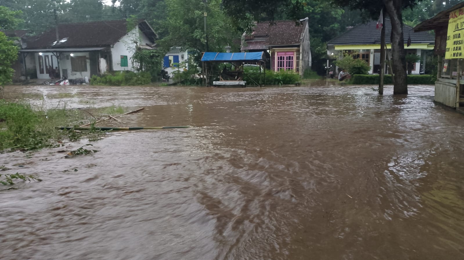 Luapan air sungai menggenang di pemukiman warga, Sabtu (18/1/2025). (Foto: Istimewa)