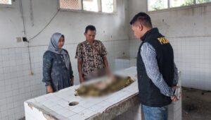 Mayat bayi perempuan hendak diperiksa di RSD dr Soebandi. (Foto: Dokumentasi Polsek Tanggul)