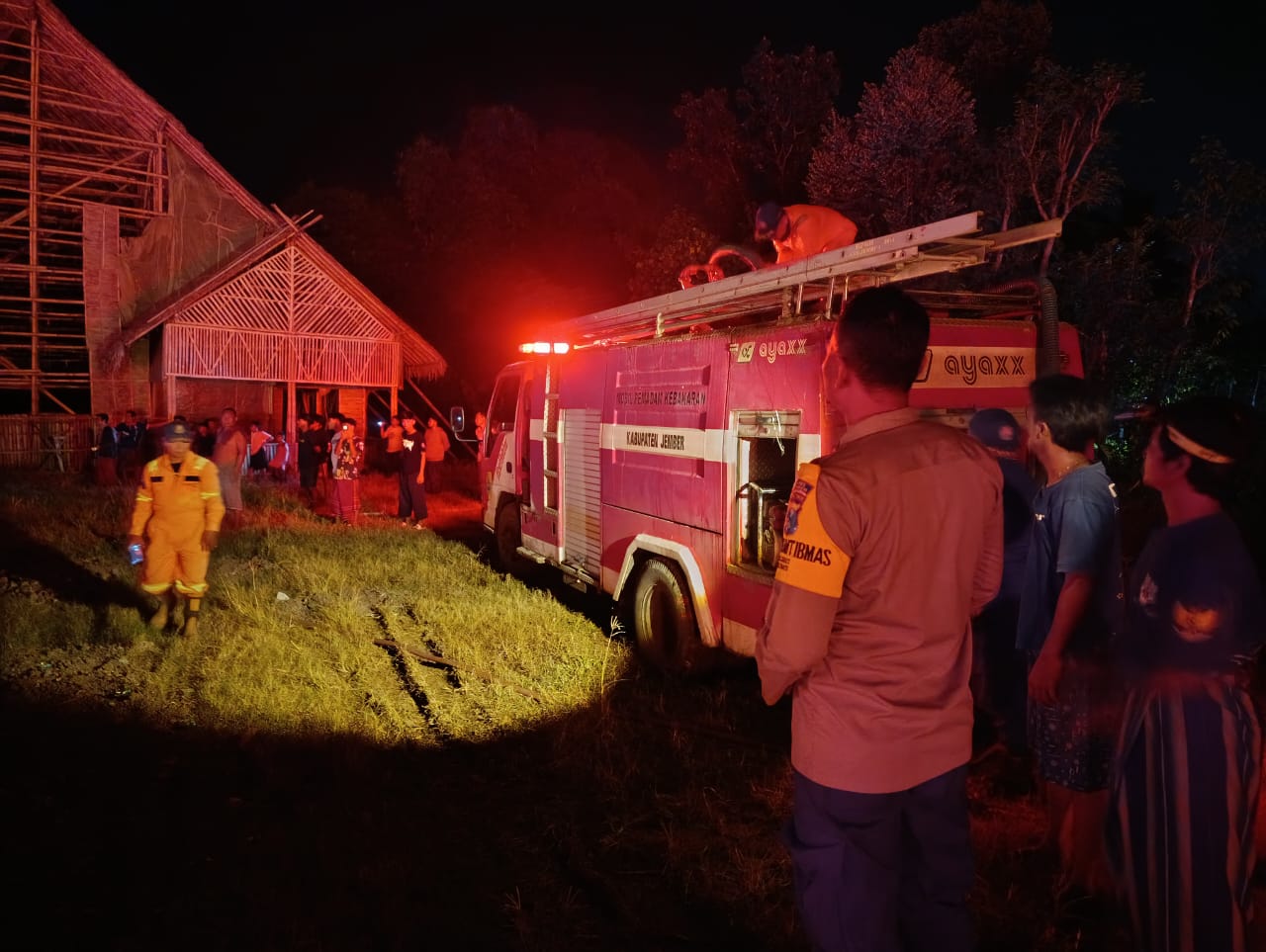 Damkar saat tiba di lokasi kebakaran gudang PTPN I, Selasa (4/2/2025). (Foto: Istimewa)